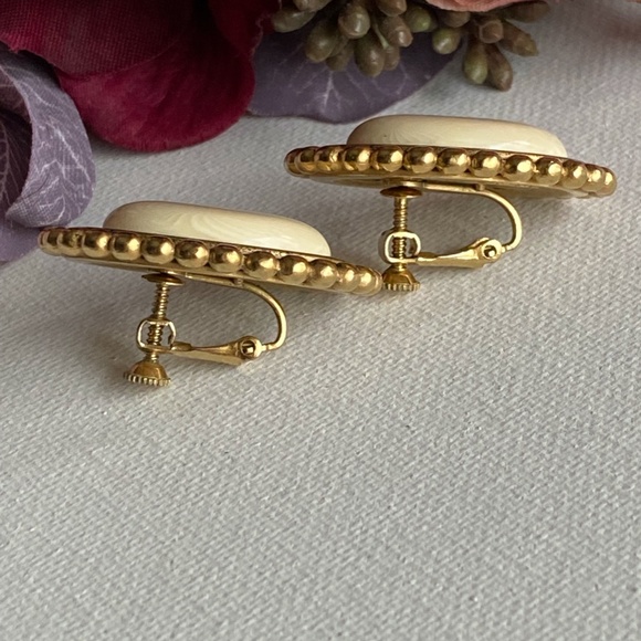 🎀 Napier Vintage Gold tone Cream Color Beaded Edge Clip On Earrings - Picture 3 of 10